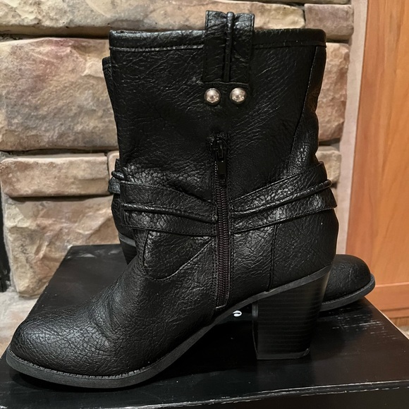 Short Black Boot with Rivets NIB - Picture 4 of 6